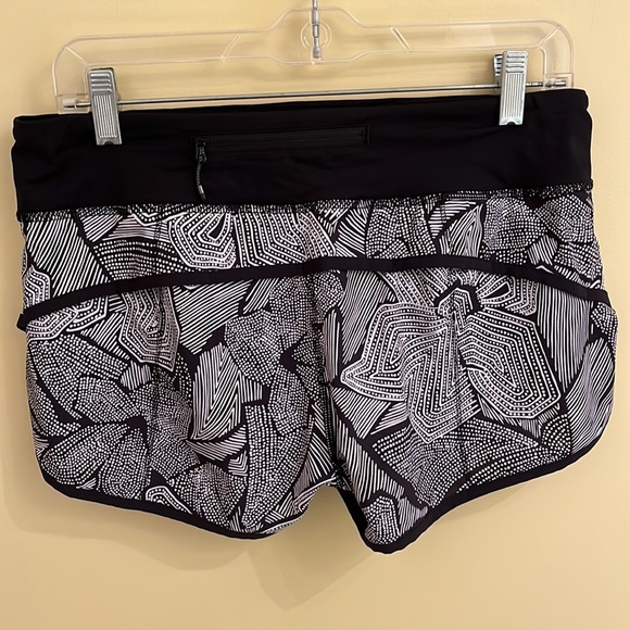 Lululemon Run Times Short- 2.5 inch inseam - Picture 2 of 3